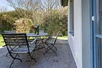 Terrasse mit Tisch und Stühlen - Strandhaus Wustrow - Wohnung 2 - Top-Hundeurlaub