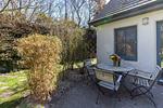 Terrasse mit Tisch und Stühlen im Garten - Strandhaus Wustrow - Wohnung 2 - Top-Hundeurlaub