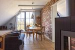 Gemütliches Wohnzimmer mit Tisch und Sofa - Strandhaus Wustrow - Wohnung 3 - Top-Hundeurlaub