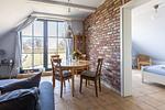 Wohnzimmer mit Esstisch und Balkonblick - Strandhaus Wustrow - Wohnung 3 - Top-Hundeurlaub