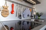 Moderne Küche mit Kochutensilien - Strandhaus Wustrow - Wohnung 3 - Top-Hundeurlaub