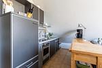 Moderne Küche mit Herd und Holzarbeitsfläche - Strandhaus Wustrow - Wohnung 3 - Top-Hundeurlaub