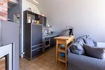 Küche mit Kühlschrank und Essbereich - Strandhaus Wustrow - Wohnung 3 - Top-Hundeurlaub