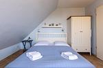 Schlafzimmer mit Doppelbett und Kleiderschrank - Strandhaus Wustrow - Wohnung 3 - Top-Hundeurlaub