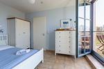 Helles Schlafzimmer mit Zugang zum Balkon - Strandhaus Wustrow - Wohnung 3 - Top-Hundeurlaub