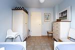 Schlafzimmer mit zwei Betten und Kommode - Strandhaus Wustrow - Wohnung 3 - Top-Hundeurlaub