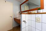 Helles Badezimmer mit Holzwaschbecken und Spiegel - Strandhaus Wustrow - Wohnung 3 - Top-Hundeurlaub
