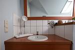 Moderne Badezimmer mit Waschbecken und Spiegel - Strandhaus Wustrow - Wohnung 3 - Top-Hundeurlaub