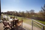 Terrasse mit Holzstühlen und Tisch - Strandhaus Wustrow - Wohnung 3 - Top-Hundeurlaub