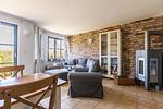 Heller Wohnbereich mit Sofa und Regalen - Strandhaus Wustrow - Wohnung 1 - Top-Hundeurlaub