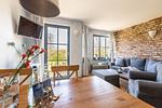 Gemütliches Wohnzimmer mit Fensterfront und Sofa - Strandhaus Wustrow - Wohnung 1 - Top-Hundeurlaub