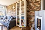 Gemütliches Wohnzimmer mit Sofa und Bücherregal - Strandhaus Wustrow - Wohnung 1 - Top-Hundeurlaub