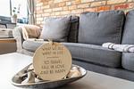 Gemütliches Wohnzimmer mit grauem Sofa und Deko - Strandhaus Wustrow - Wohnung 1 - Top-Hundeurlaub