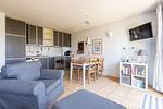 Moderne Küche mit Esstisch - Strandhaus Wustrow - Wohnung 1 - Top-Hundeurlaub