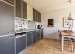 Moderne Küche mit Esstisch und hochwertigen Geräten - Strandhaus Wustrow - Wohnung 1 - Top-Hundeurlaub