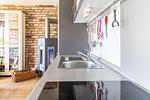 Moderne Küche mit Herd und Spüle - Strandhaus Wustrow - Wohnung 1 - Top-Hundeurlaub