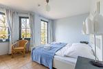 Helles Schlafzimmer mit bequemen Möbeln - Strandhaus Wustrow - Wohnung 1 - Top-Hundeurlaub