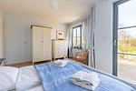 Helles Schlafzimmer mit Blick ins Freie - Strandhaus Wustrow - Wohnung 1 - Top-Hundeurlaub
