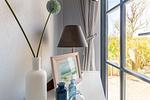 Wohnzimmer mit Tisch und dekorativen Elementen - Strandhaus Wustrow - Wohnung 1 - Top-Hundeurlaub