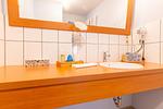Modernes Badezimmer mit Waschbecken und Spiegel - Strandhaus Wustrow - Wohnung 1 - Top-Hundeurlaub