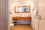 Helles Badezimmer mit modernem Design - Strandhaus Wustrow - Wohnung 1 - Top-Hundeurlaub