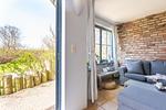 Helles Wohnzimmer mit Zugang zur Natur - Strandhaus Wustrow - Wohnung 1 - Top-Hundeurlaub