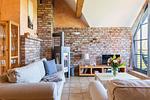 Helles Wohnzimmer mit Sofa und Esstisch - Strandhaus Wustrow - Wohnung 5 - Top-Hundeurlaub