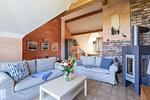 Gemütliches Wohnzimmer mit Sofa und Kamin - Strandhaus Wustrow - Wohnung 5 - Top-Hundeurlaub