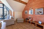Helles Wohnzimmer mit Sofa und Dekoration - Strandhaus Wustrow - Wohnung 5 - Top-Hundeurlaub