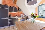 Moderne Küche mit Essbereich und bunten Blumen - Strandhaus Wustrow - Wohnung 5 - Top-Hundeurlaub