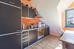 Moderne Küche mit Geräten und Holzdetails - Strandhaus Wustrow - Wohnung 5 - Top-Hundeurlaub
