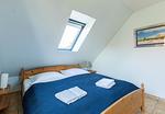Schlafzimmer mit Doppelbett und Tageslicht - Strandhaus Wustrow - Wohnung 5 - Top-Hundeurlaub