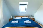 Schlafzimmer mit Doppelbett und Dachfenster - Strandhaus Wustrow - Wohnung 5 - Top-Hundeurlaub