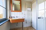 Modernes Badezimmer mit Waschbecken und Spiegel - Strandhaus Wustrow - Wohnung 5 - Top-Hundeurlaub