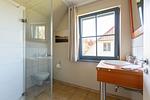 Modernes Badezimmer mit Dusche und Waschbecken - Strandhaus Wustrow - Wohnung 5 - Top-Hundeurlaub