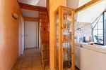 Heller Wohnraum mit Treppe und Glaskasten - Strandhaus Wustrow - Wohnung 5 - Top-Hundeurlaub