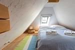 Gemütliches Schlafzimmer mit Doppelbett und Fenster - Strandhaus Wustrow - Wohnung 5 - Top-Hundeurlaub