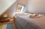 Gemütliches Schlafzimmer mit Dachfenster - Strandhaus Wustrow - Wohnung 5 - Top-Hundeurlaub