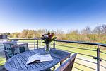 Terrasse mit Tisch und Blumenarrangement - Strandhaus Wustrow - Wohnung 5 - Top-Hundeurlaub