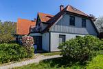 Außenansicht des Hauses mit Garten - Strandhaus Wustrow - Wohnung 5 - Top-Hundeurlaub
