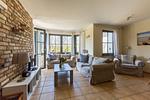Einladendes Wohnzimmer mit großen Fenstern - Strandhaus Wustrow - Wohnung 4 - Top-Hundeurlaub