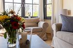 Gemütliches Wohnzimmer mit Sofas und Fensterblick - Strandhaus Wustrow - Wohnung 4 - Top-Hundeurlaub