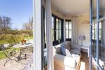 Terrasse mit Sitzgelegenheit und Blick ins Grüne - Strandhaus Wustrow - Wohnung 4 - Top-Hundeurlaub