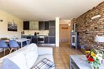 Helles Wohnzimmer mit offener Küche - Strandhaus Wustrow - Wohnung 4 - Top-Hundeurlaub