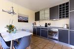 Moderne Küche mit Tisch und blauen Stühlen - Strandhaus Wustrow - Wohnung 4 - Top-Hundeurlaub