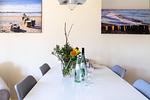 Moderne Küche mit Esstisch und Blumen - Strandhaus Wustrow - Wohnung 4 - Top-Hundeurlaub