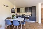 Moderne Küche mit Esstisch und Stühlen - Strandhaus Wustrow - Wohnung 4 - Top-Hundeurlaub