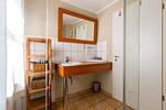Modernes Badezimmer mit Waschbecken und Spiegel - Strandhaus Wustrow - Wohnung 4 - Top-Hundeurlaub
