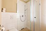 Modernes Badezimmer mit Dusche und WC - Strandhaus Wustrow - Wohnung 4 - Top-Hundeurlaub