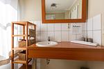 Badezimmer mit Waschbecken und Regal - Strandhaus Wustrow - Wohnung 4 - Top-Hundeurlaub